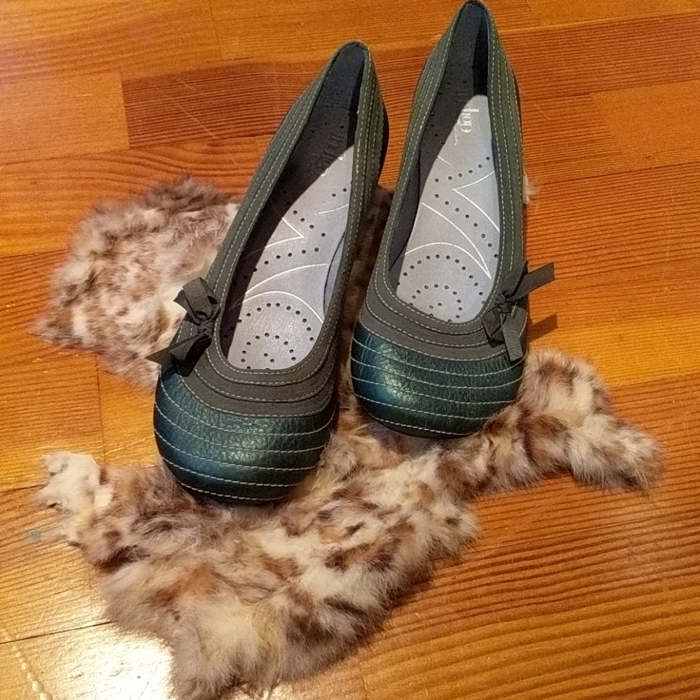 Indigo by Clarks 2-tone Green Pump w/ bow
